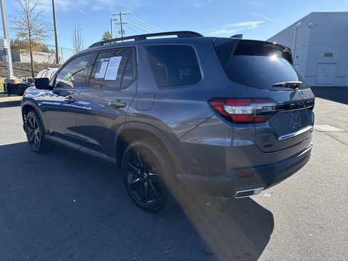 Used 2025 Honda Pilot Black Edition image 7