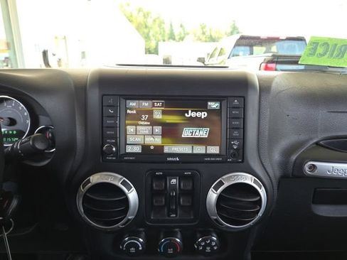 Used 2015 Jeep Wrangler Unlimited Sahara w/ Connectivity Group AWD/4WD image 43