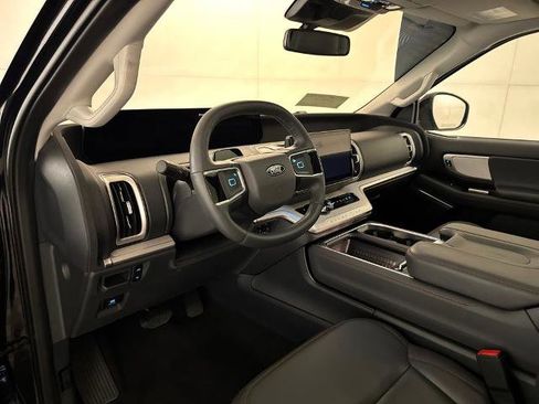 Certified 2025 Ford Expedition Active image 5