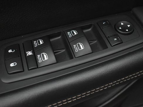 Used 2025 Chrysler Pacifica Select FWD image 13