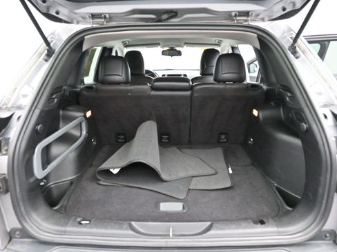 Used 2015 Jeep Cherokee Trailhawk image 9