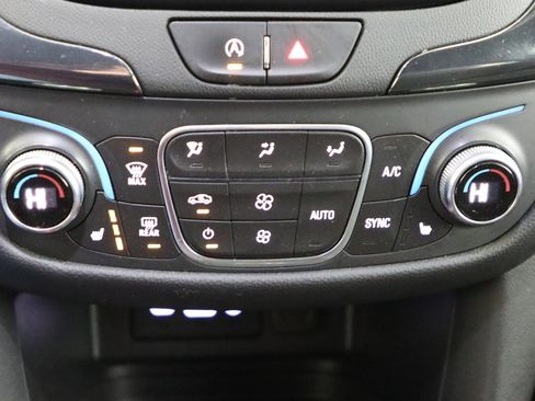 Used 2022 Chevrolet Equinox RS w/ LPO, Floor Liner Package image 7