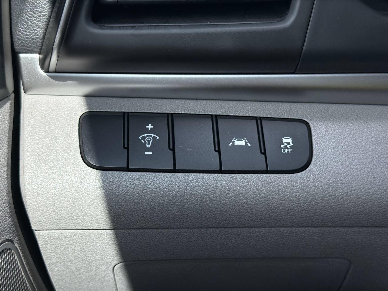 Used 2020 Hyundai Elantra SE FWD image 24