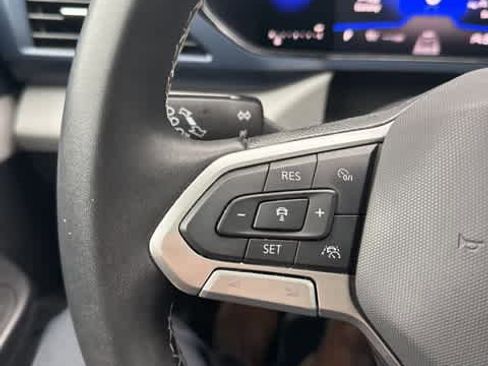 Certified 2022 Volkswagen Taos SE w/ Panoramic Sunroof Package image 16