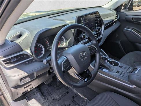 Used 2021 Toyota Highlander LE AWD/4WD image 15