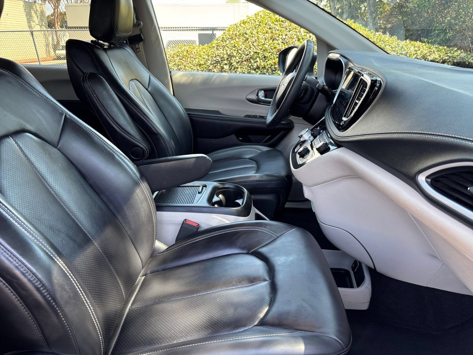 Used 2023 Chrysler Pacifica Touring-L FWD image 38