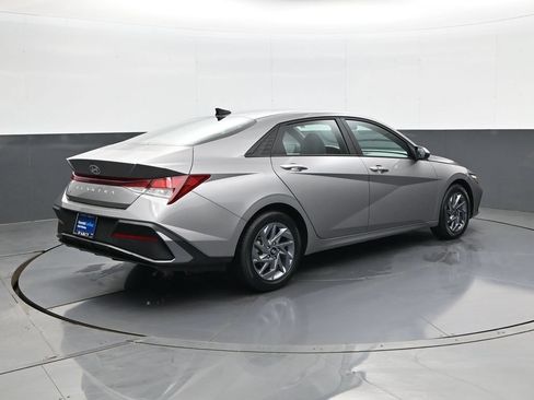 Certified 2024 Hyundai Elantra SEL FWD image 6