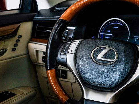 Used 2014 Lexus ES 300h w/ Luxury Package w/Bamboo Trim FWD image 16