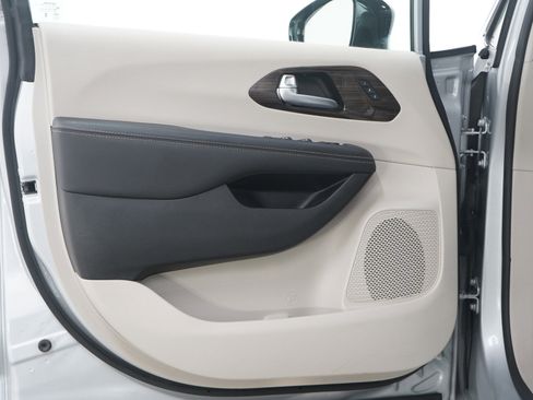 Used 2024 Chrysler Pacifica Limited image 21