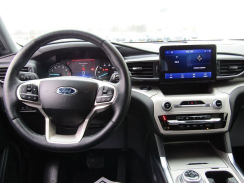 Used 2024 Ford Explorer XLT w/ Equipment Group 202A AWD/4WD image 12