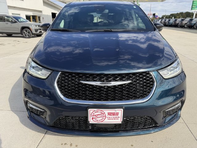 Used 2025 Chrysler Pacifica Select w/ Uconnect Theater Family Group AWD/4WD image 4
