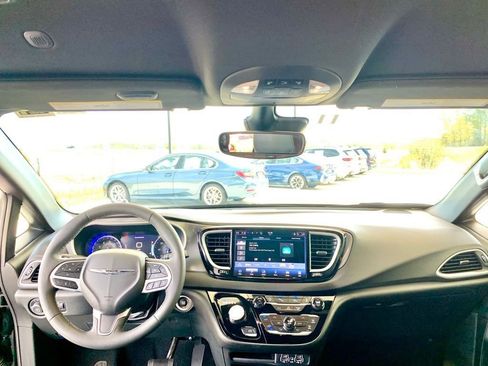 Used 2025 Chrysler Pacifica Select image 16