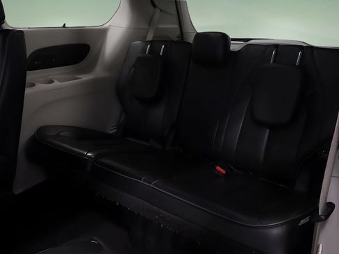 Used 2020 Chrysler Pacifica Limited FWD image 13