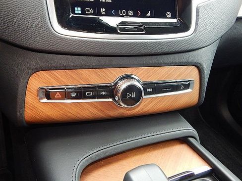 Certified 2025 Volvo XC90 B6 Plus image 26