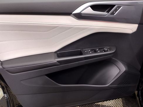 New 2025 Volkswagen Taos SEL image 16