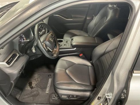 Used 2023 Toyota Highlander XLE image 11