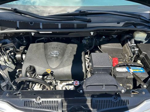 Used 2017 Toyota Sienna Limited image 34