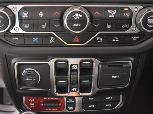 Used 2024 Jeep Wrangler Unlimited Rubicon 4xe w/ Technology Group AWD/4WD image 28