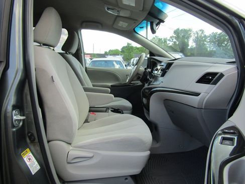 Used 2013 Toyota Sienna LE w/ Towing Pkg FWD image 12