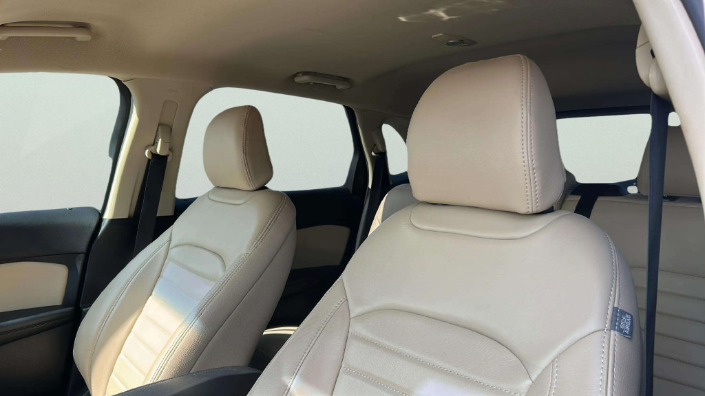 Used 2020 Ford Edge SE FWD image 16