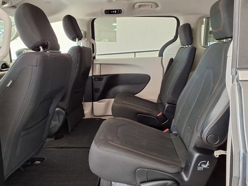 Used 2017 Chrysler Pacifica Touring FWD image 14