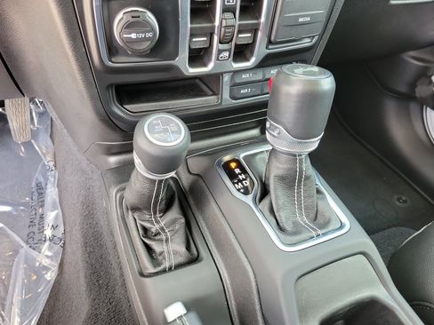 Used 2023 Jeep Wrangler Unlimited Sahara AWD/4WD image 24