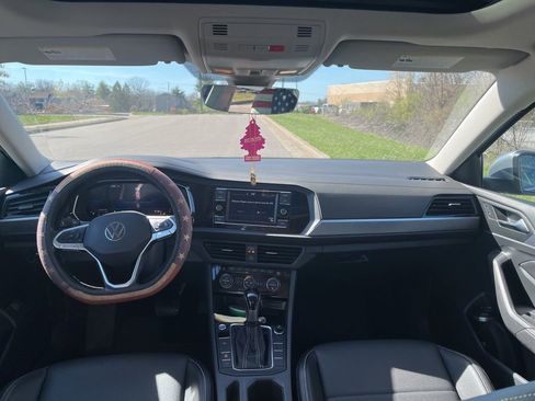 Used 2023 Volkswagen Jetta SE w/ Panoramic Sunroof Package image 5