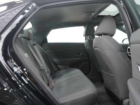 Used 2025 Hyundai Elantra SEL image 12