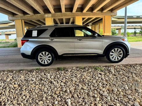 Used 2020 Ford Explorer Limited RWD image 2