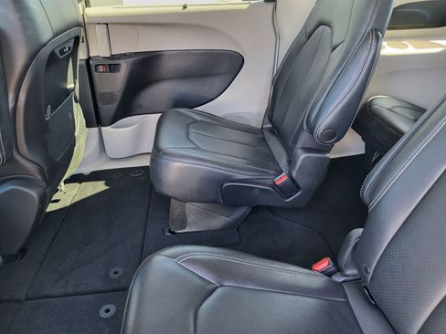 Used 2022 Chrysler Pacifica Touring-L FWD image 28