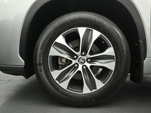 Used 2021 Toyota Highlander XLE AWD/4WD image 31