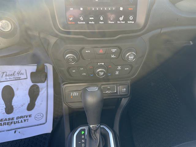 Used 2023 Jeep Renegade Latitude w/ Premium Group AWD/4WD image 13