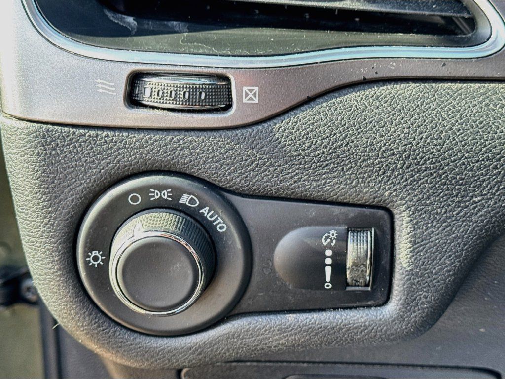 Used 2020 Jeep Cherokee Latitude FWD image 10