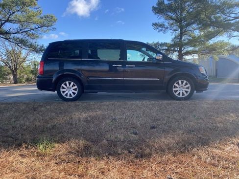 Used 2012 Chrysler Town & Country Touring-L w/ Entertainment Group #2 image 8