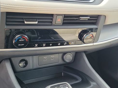 Used 2025 Nissan Rogue SV FWD image 30