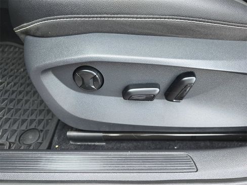 Used 2022 Volkswagen Taos SE image 27