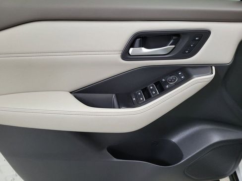 Used 2023 Nissan Rogue SL w/ SL Premium Package image 18