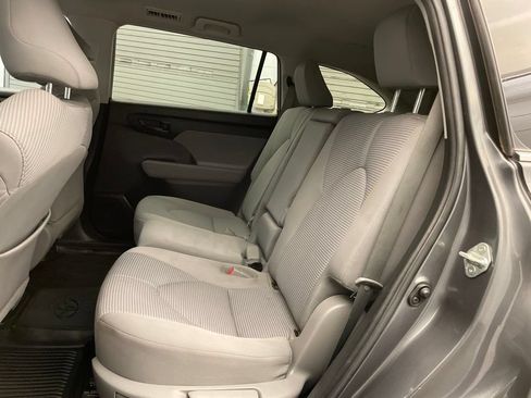 Used 2022 Toyota Highlander LE AWD/4WD image 21