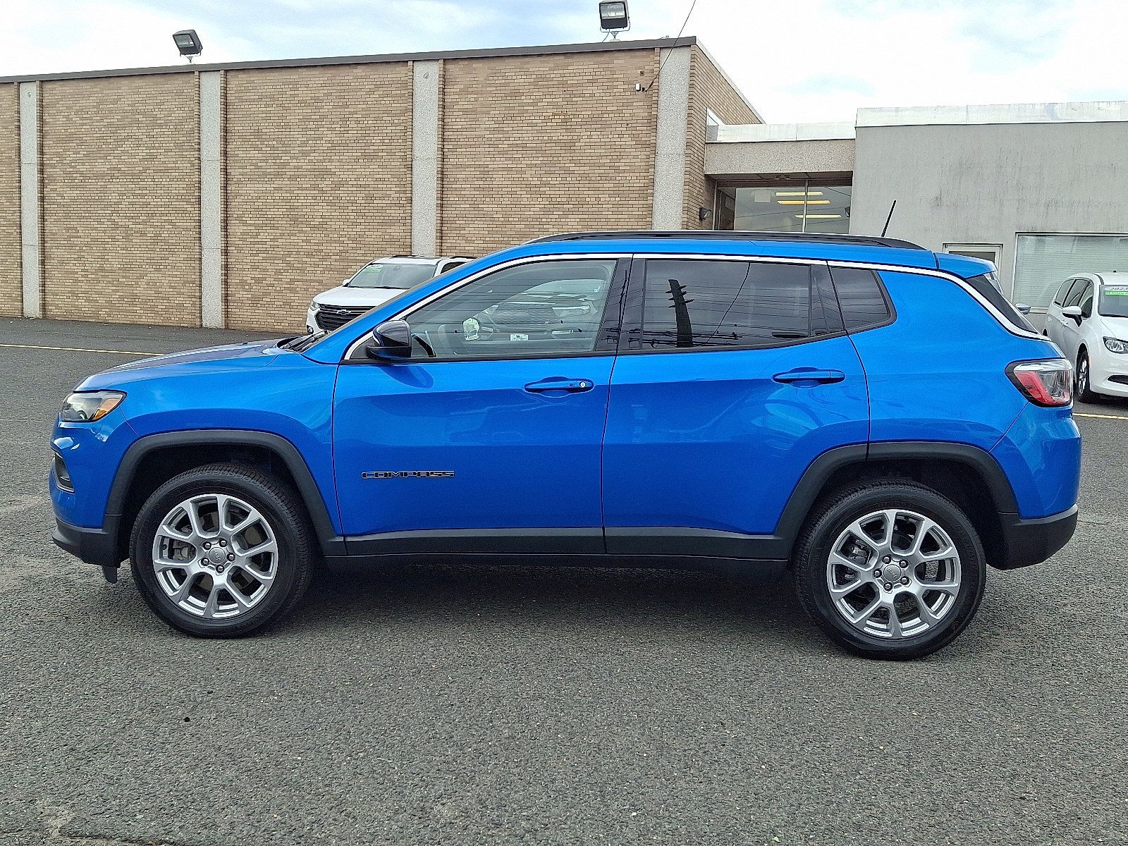 Used 2023 Jeep Compass Latitude AWD/4WD image 4