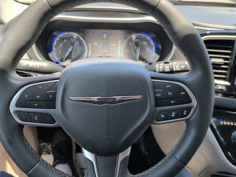 Used 2023 Chrysler Pacifica Touring-L FWD image 8
