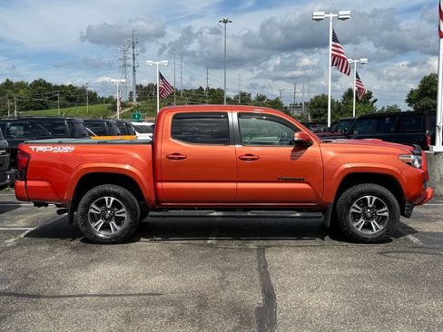 Used 2018 Toyota Tacoma TRD Sport w/ Technology Package AWD/4WD image 4