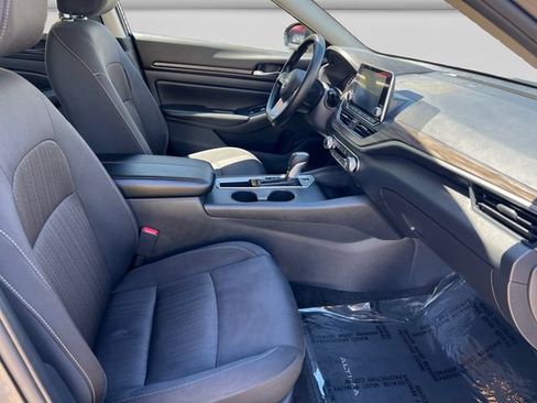 Used 2025 Nissan Altima 2.5 SV FWD image 15