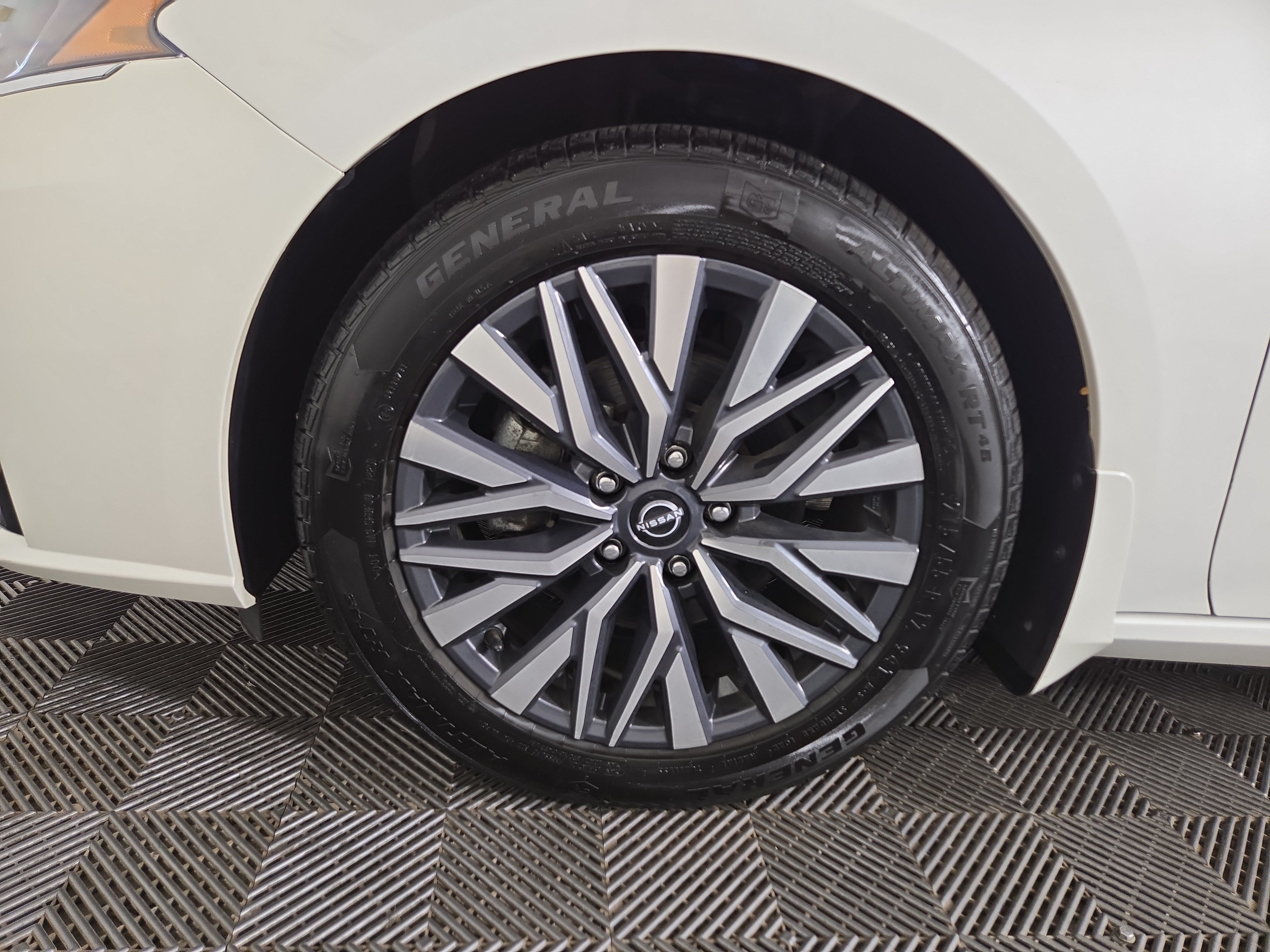 Used 2023 Nissan Altima 2.5 SV w/ SV Premium Package FWD image 34