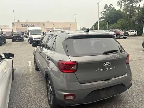 Used 2022 Hyundai Venue SEL FWD image 11