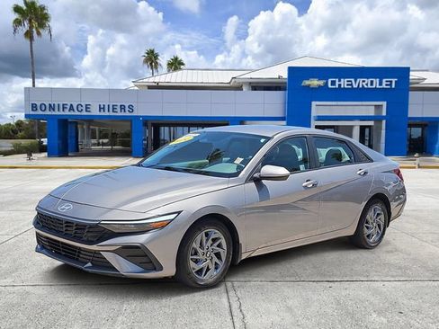 Used 2024 Hyundai Elantra SEL FWD image 2