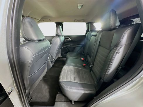 Used 2023 Mitsubishi Outlander SE image 27