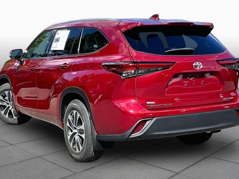 Used 2022 Toyota Highlander XLE AWD/4WD image 12