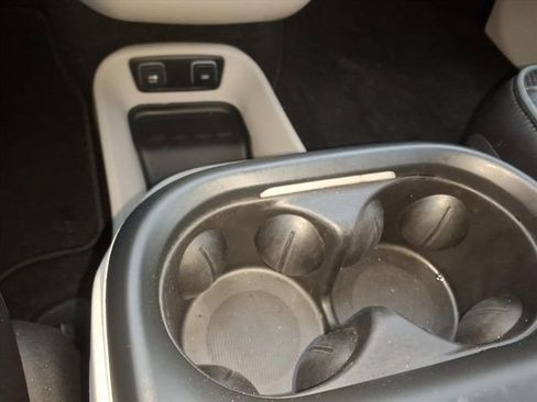 Certified 2020 Chrysler Pacifica Limited image 18