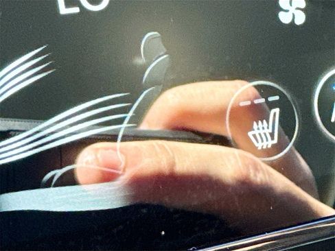 Used 2025 Genesis G70 2.5T image 21