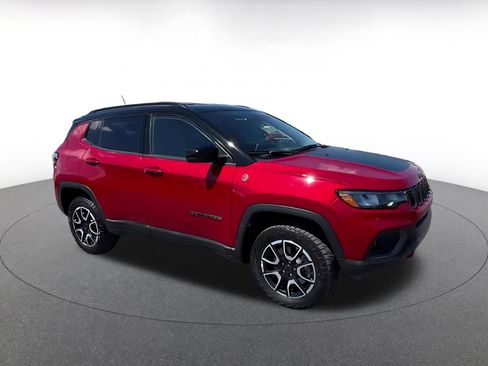 Used 2025 Jeep Compass Trailhawk AWD/4WD image 2